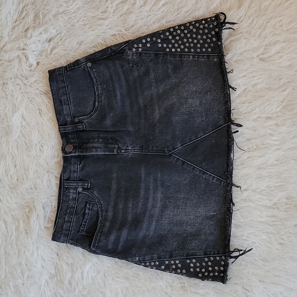 BLANK NYC Distressed Studded Frayed Edge Black Wash Denim Boho Mini Skirt - Picture 2 of 11
